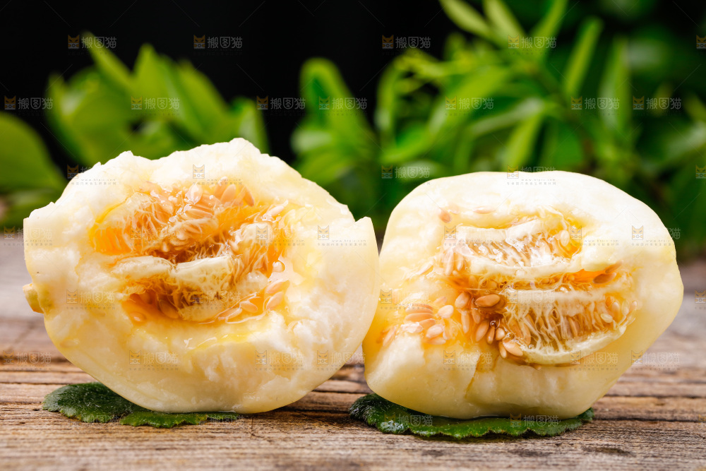 新鲜阎良甜瓜放在木底上
