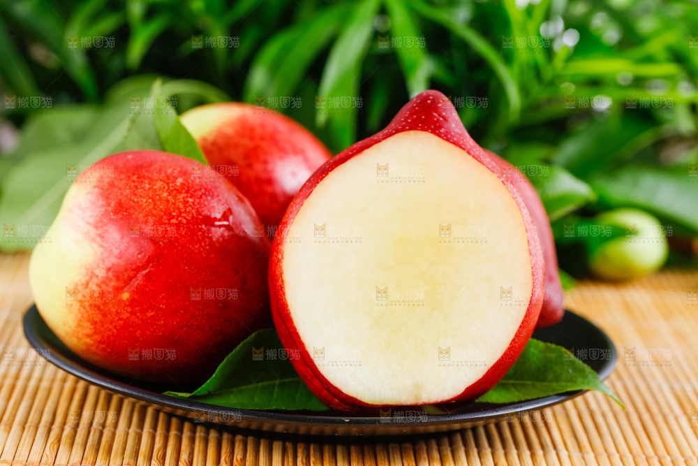 木底上放着白心油桃