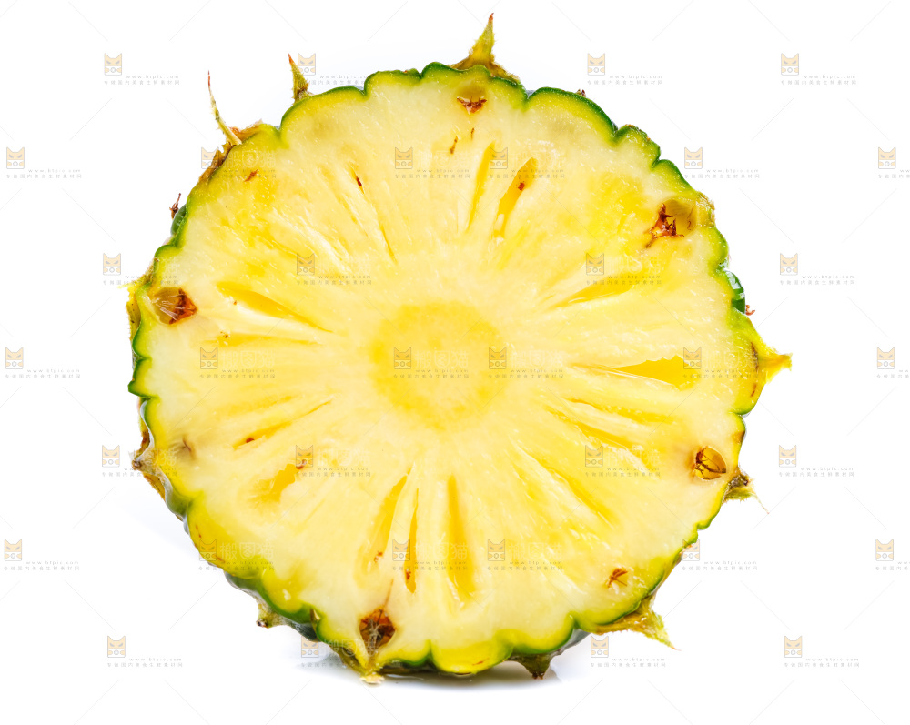 白底上放着菠萝切块