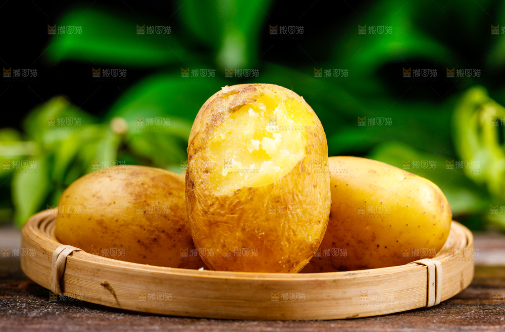木底上放着一盘云南土豆