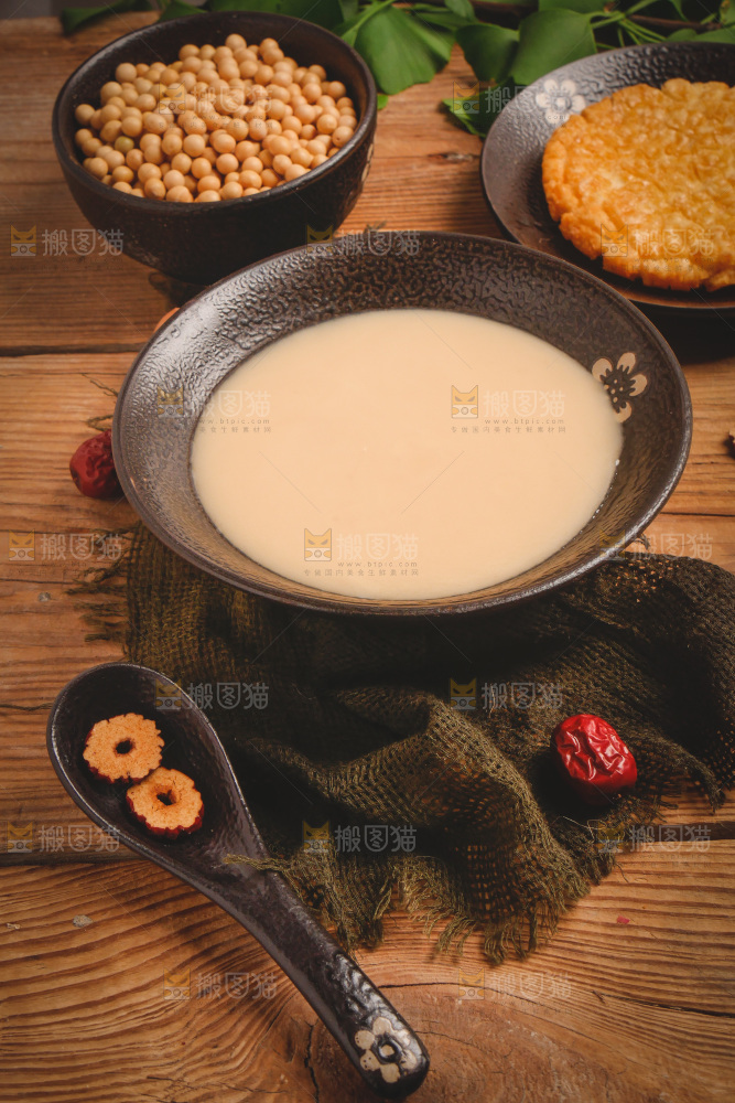 一碗奶茶放在木底上