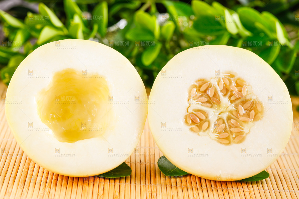 浅底上的新鲜甜瓜