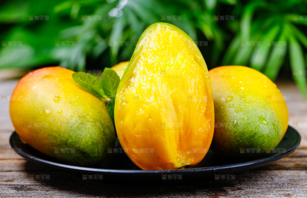 一盘海南贵妃芒放在木底上