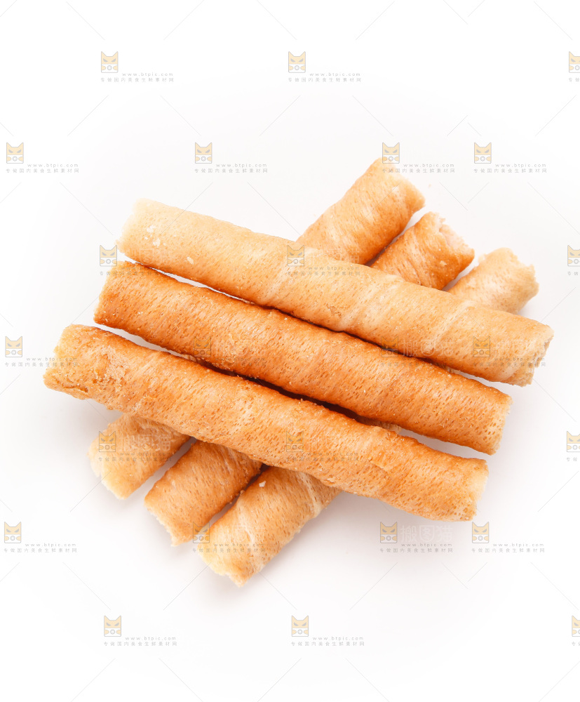 白底上放着鸡蛋卷