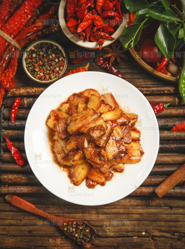 一盘小炒肉放在木底上