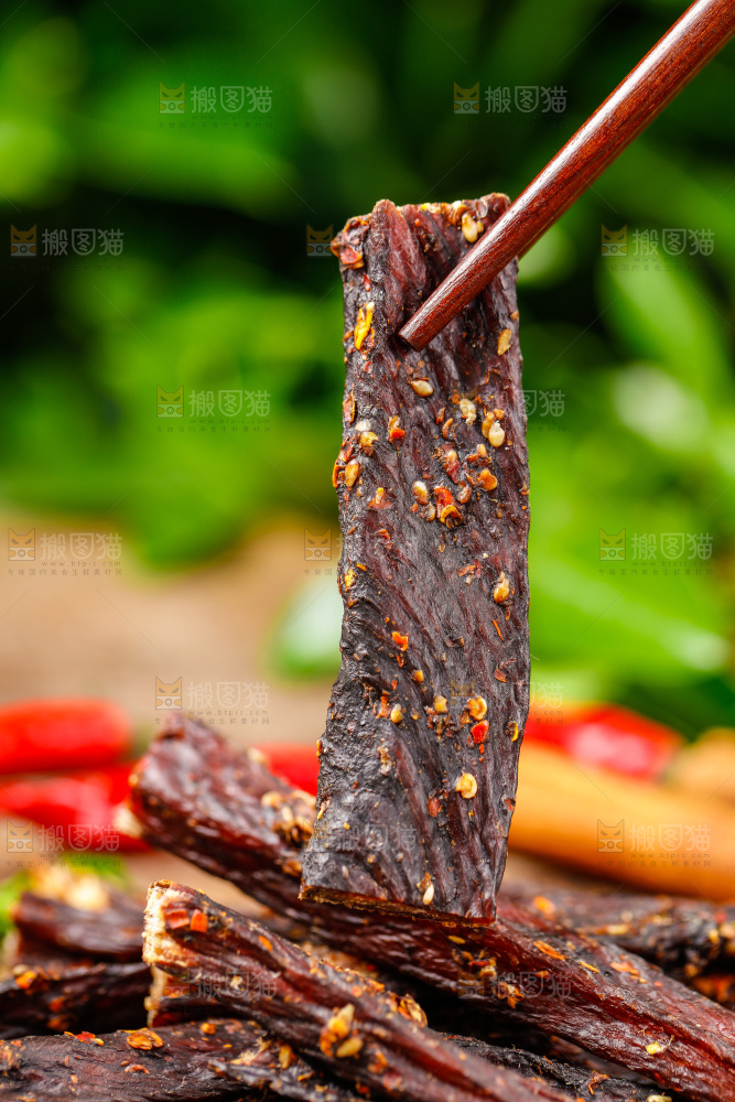 筷子夹着牛肉干