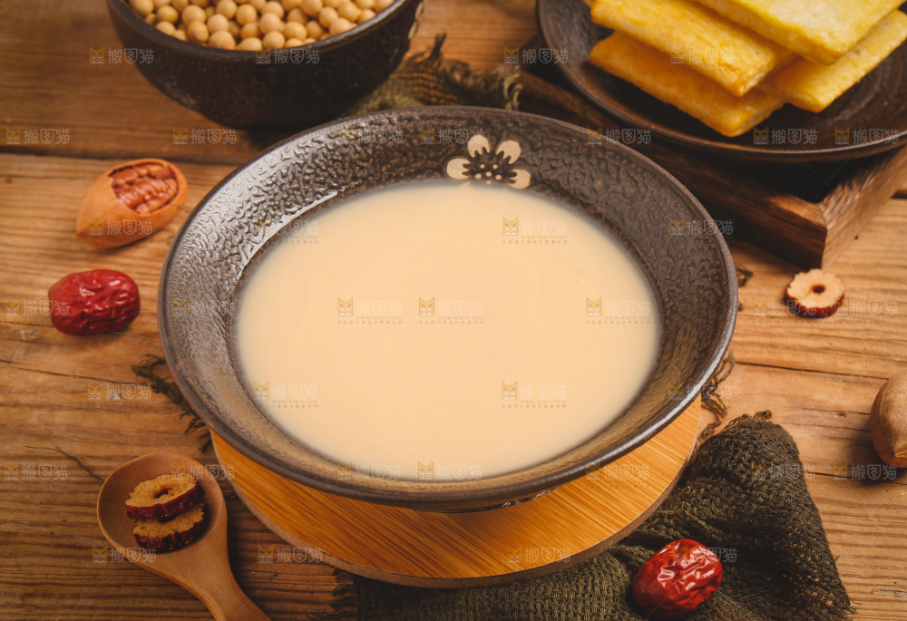 一碗奶茶放在木底上