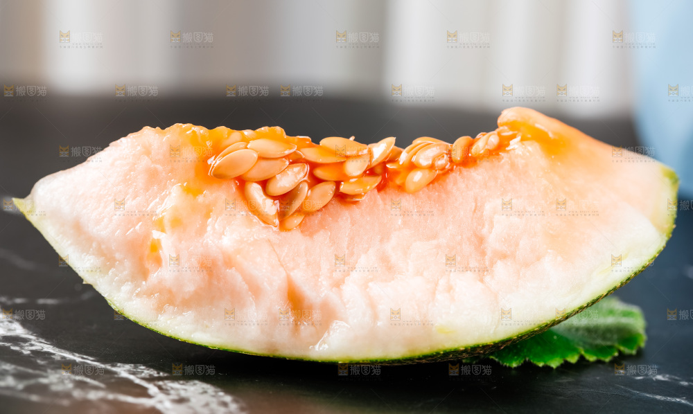 深底上放着哈密瓜切块