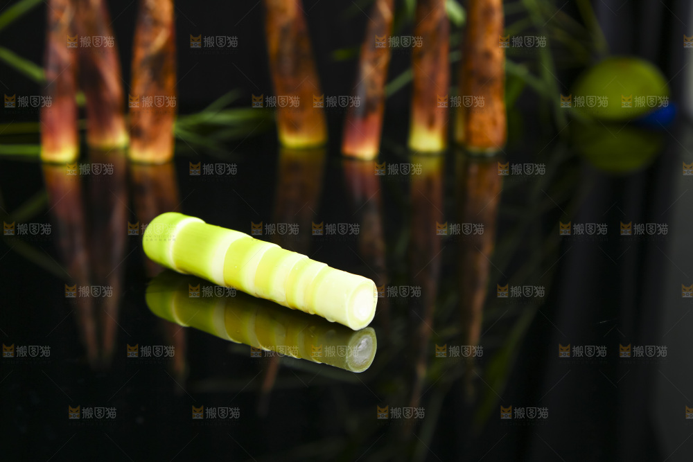 深底上放着剥皮的春雷笋