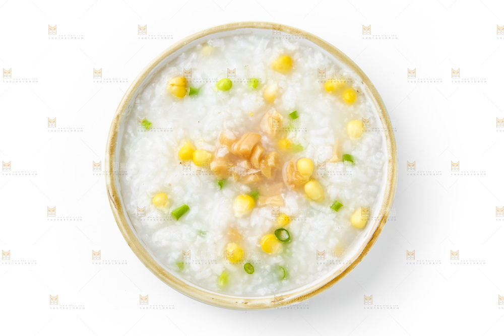 一碗玉米干贝粥放在白底上