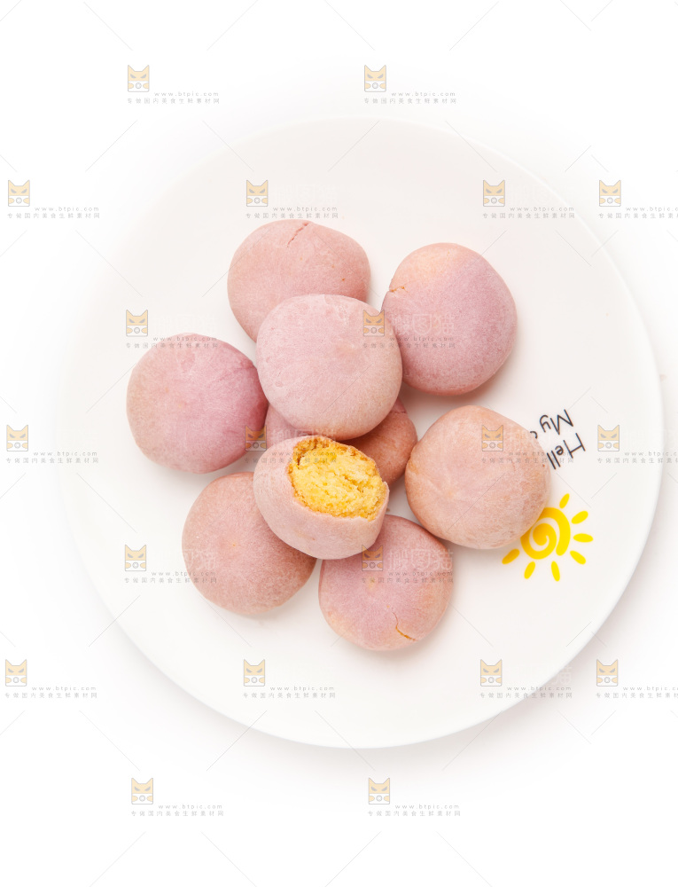 紫薯饼放在白底上