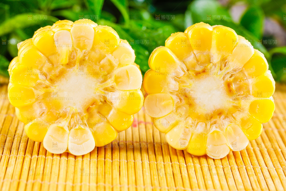 甜玉米切块放在木底上