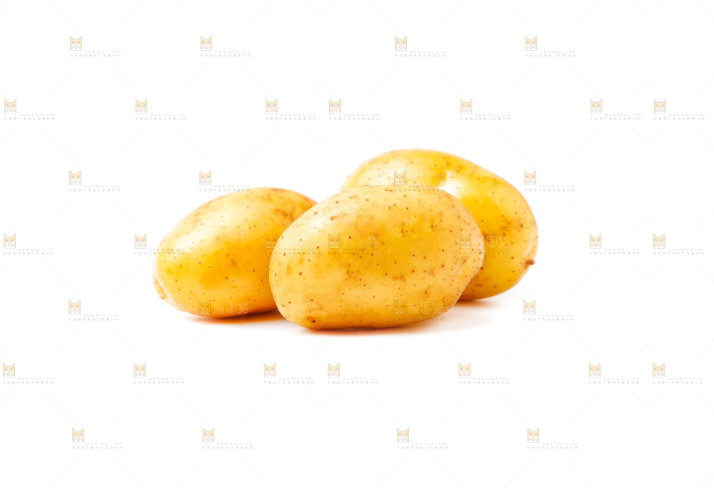 黄心土豆放在白底上