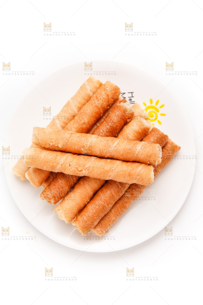 白底上放着鸡蛋卷