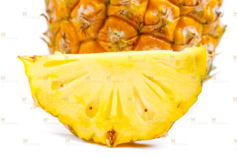 白底上放着新鲜菠萝