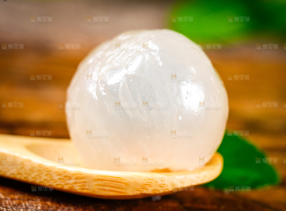 新鲜龙眼放在木底上