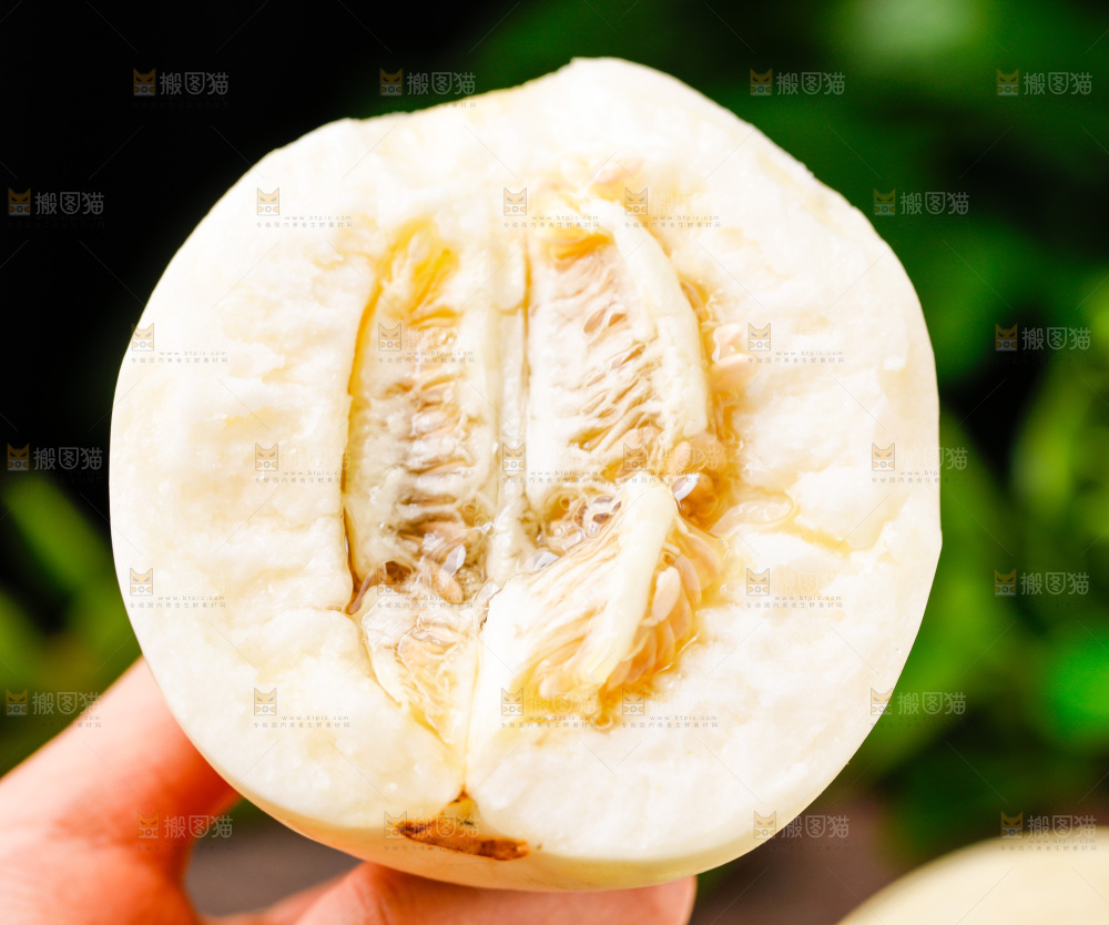 手拿掰开的阎良甜瓜