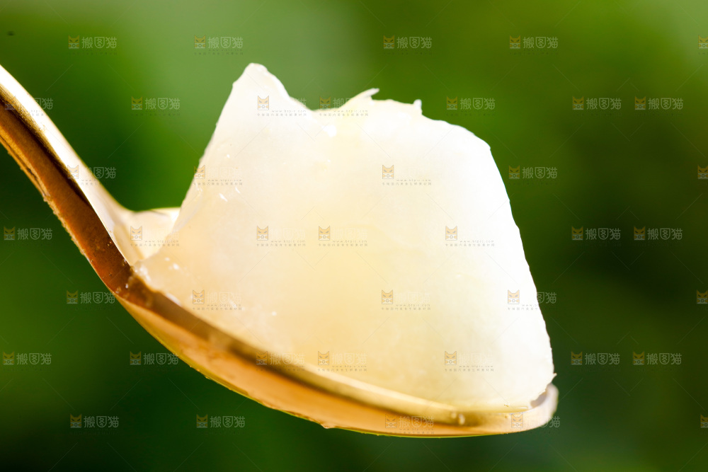 勺子里装着阎良甜瓜