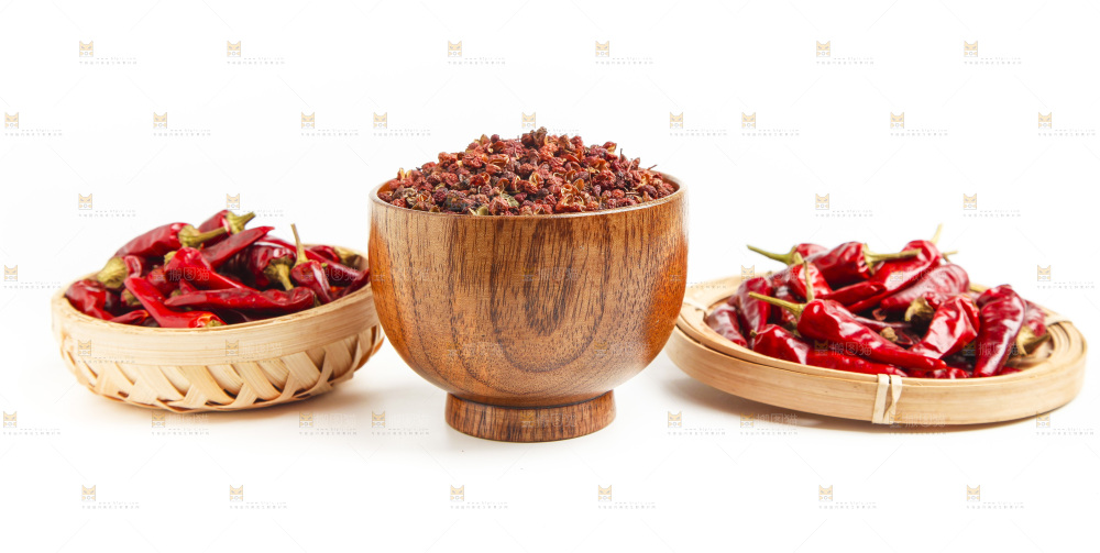 白底上的香料组合