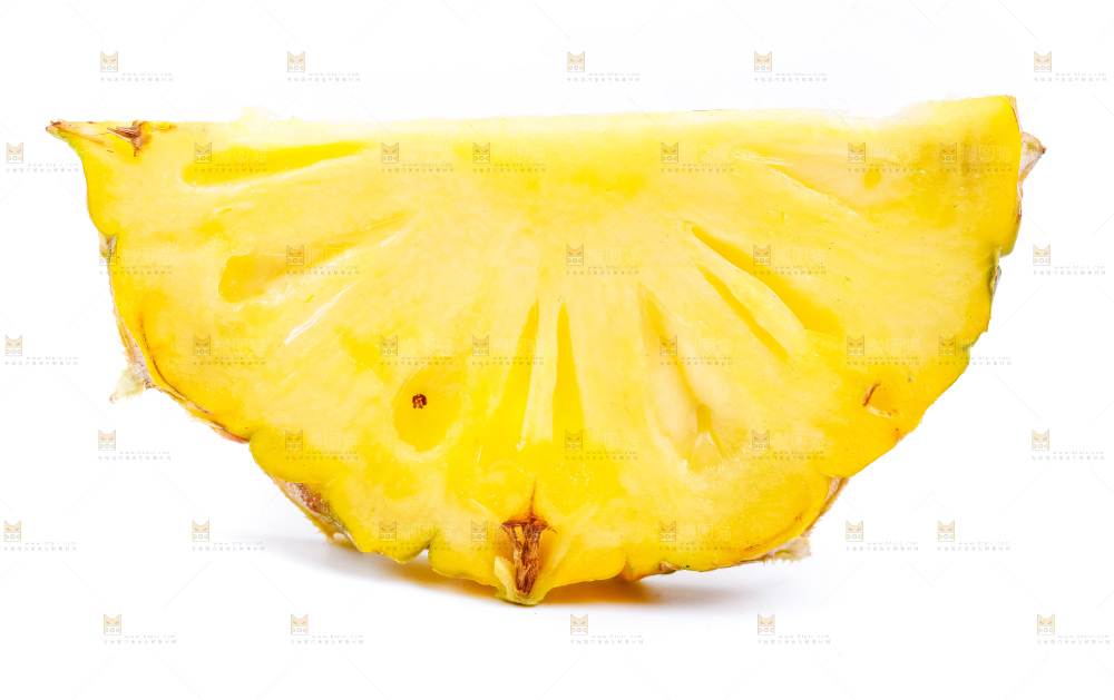 白底上放着新鲜菠萝