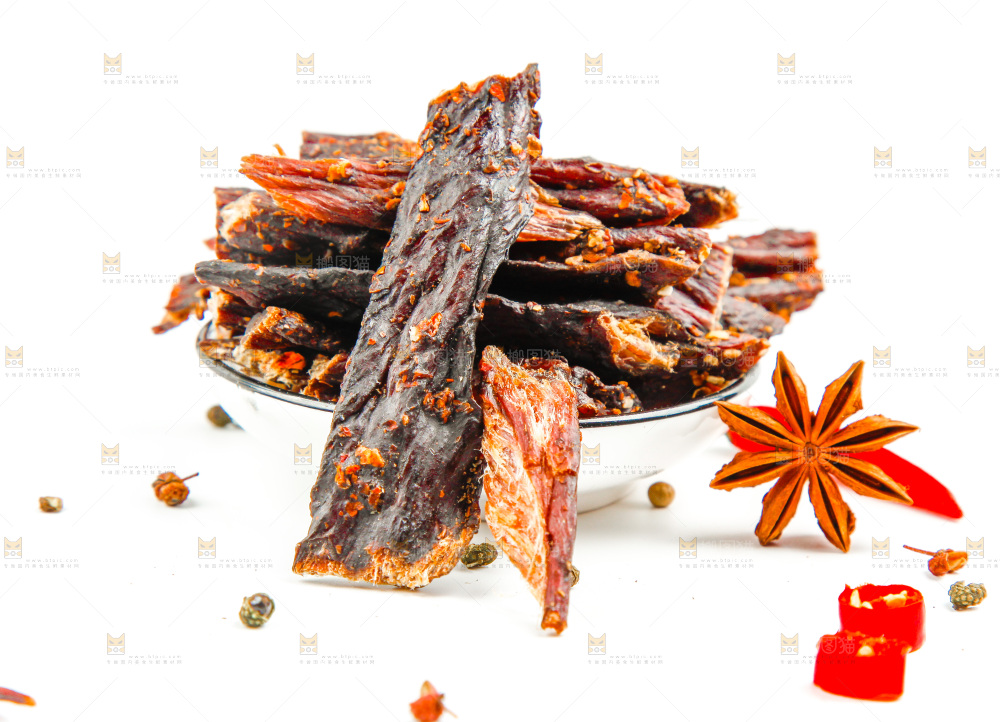 白底上放着一盘内蒙古牛肉干