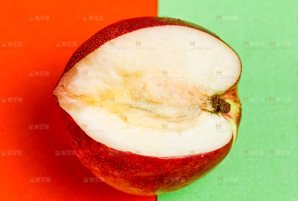彩卡上放着陕西白心油桃