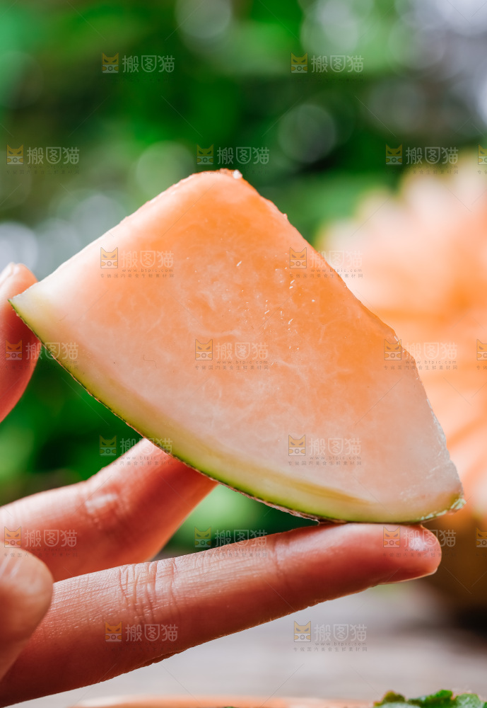 手拿切开的新疆哈密瓜