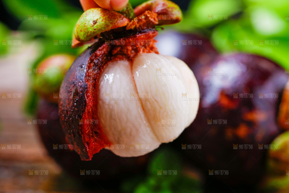 手拿剥皮的山竹