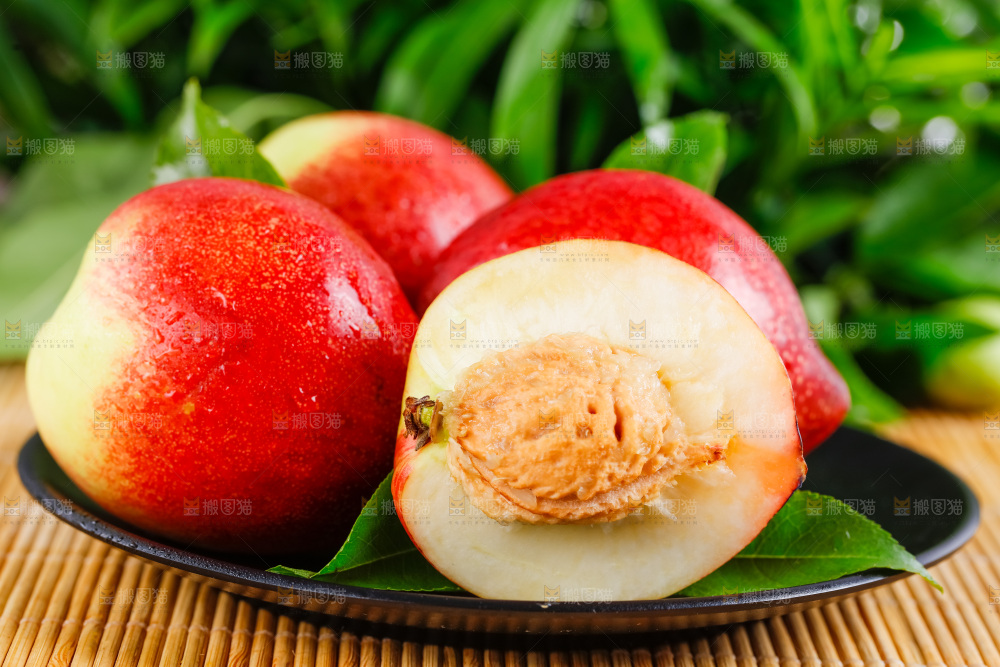 木底上放着白心油桃