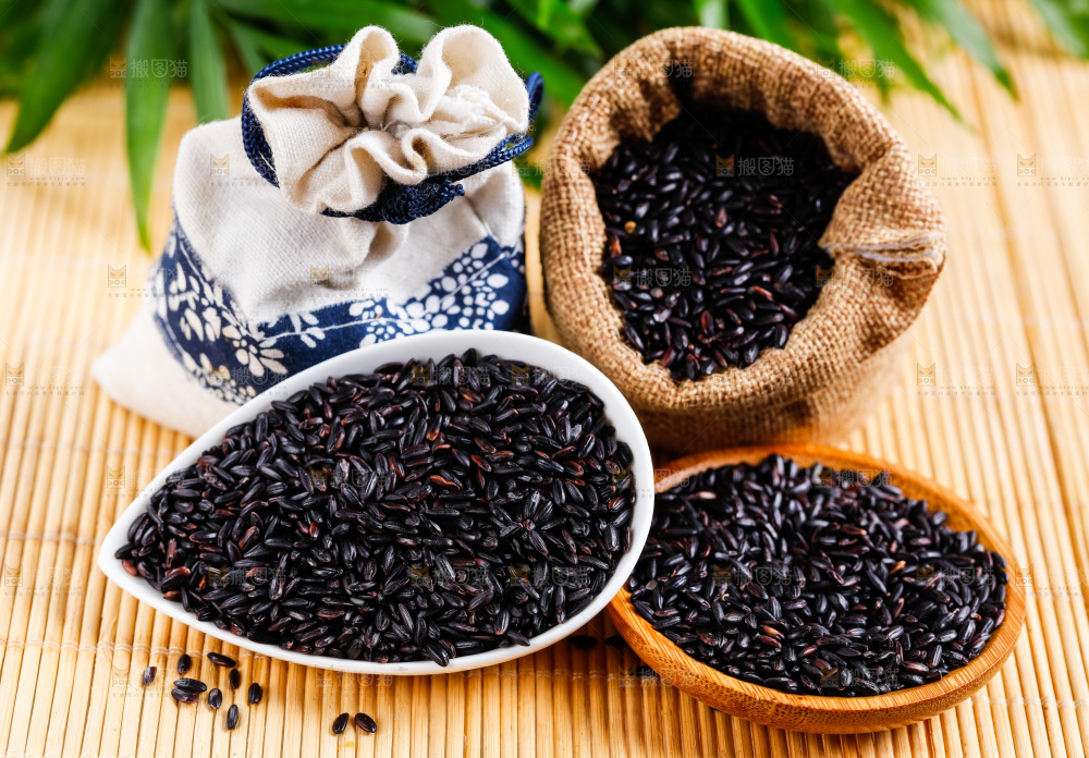 新鲜黑米放在木底上