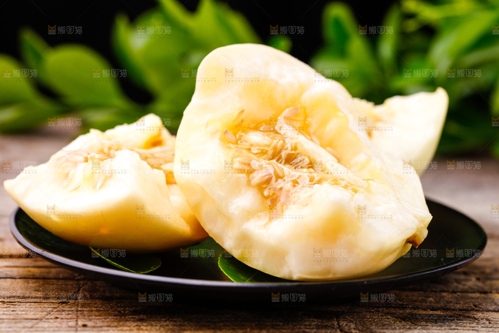新鲜阎良甜瓜放在木底上