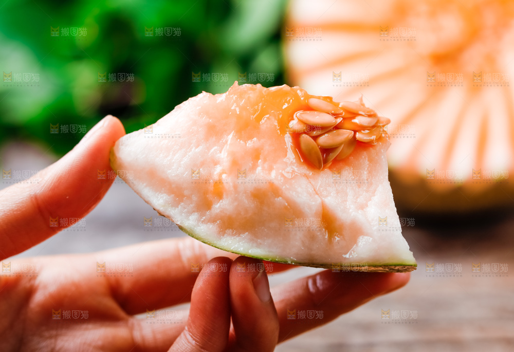 手拿切开的新疆哈密瓜
