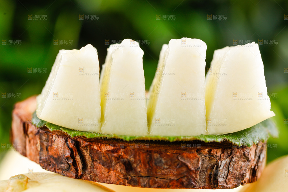 浅底上的新鲜甜瓜