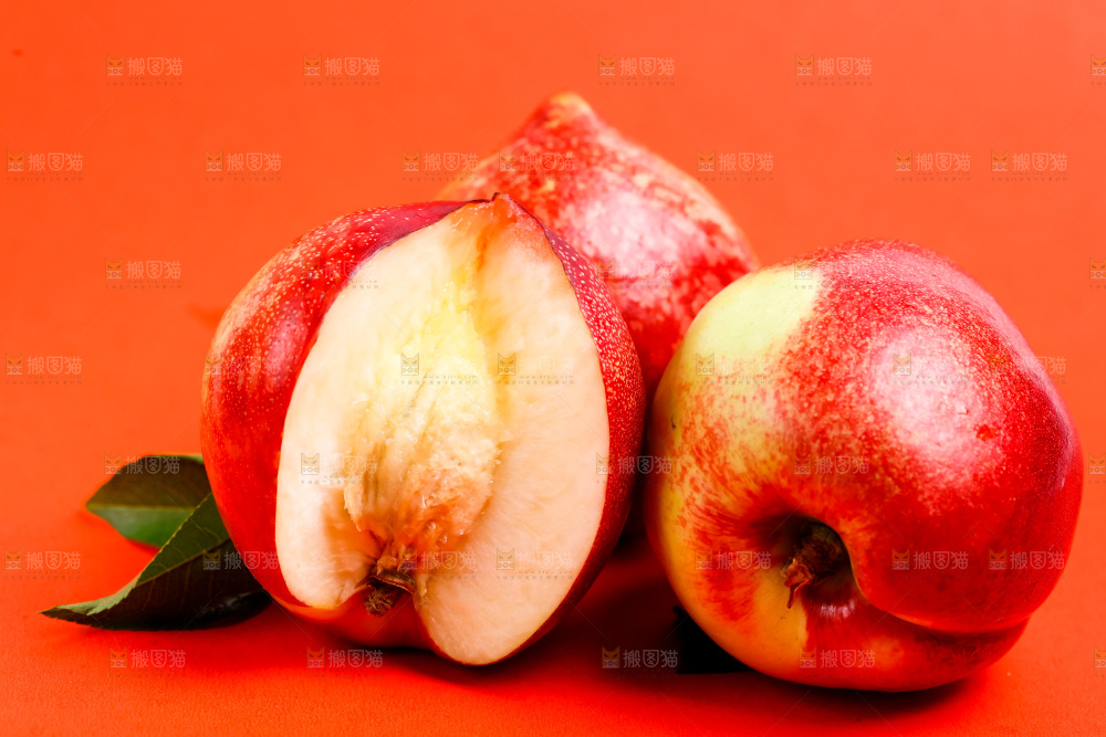 浅底上的白心油桃