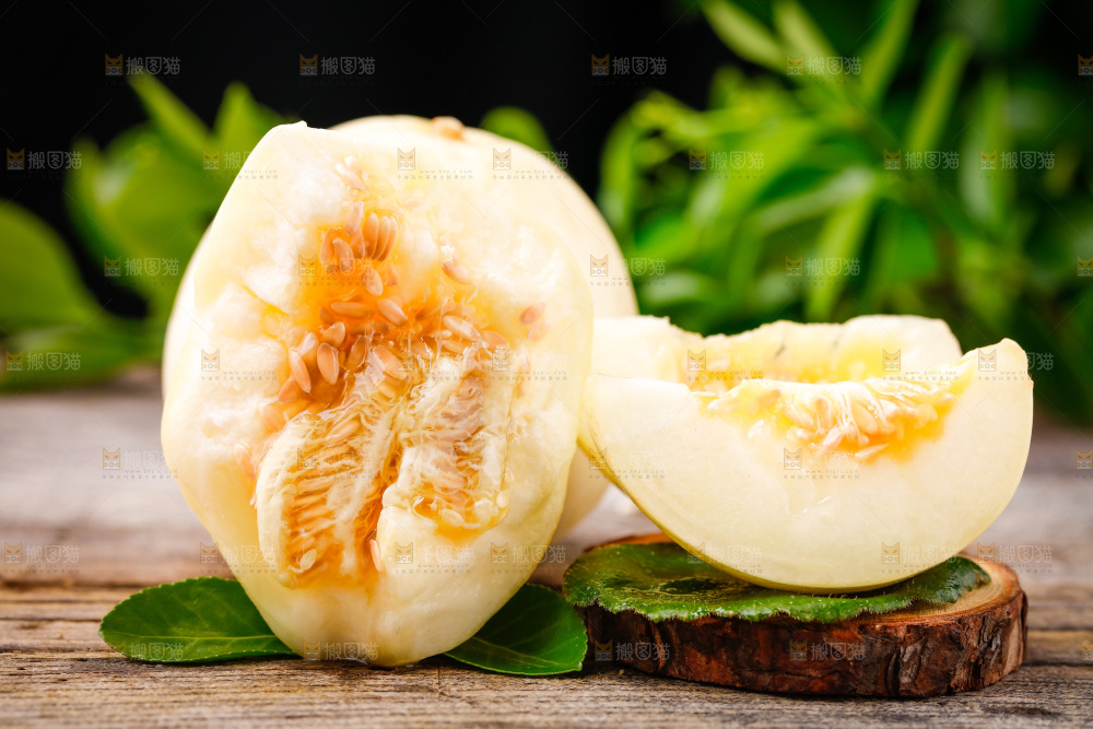 新鲜阎良甜瓜放在木底上
