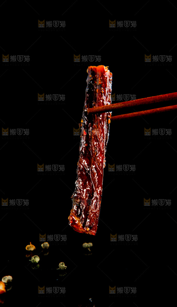 筷子夹着牛肉干
