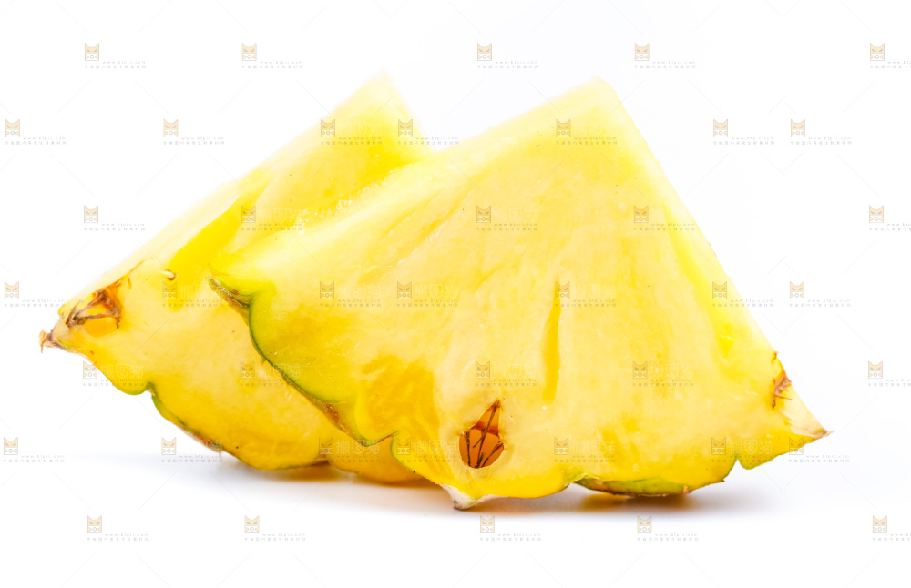 白底上放着新鲜菠萝