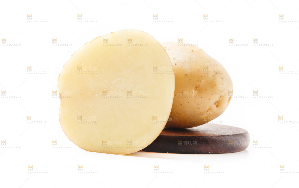 新鲜土豆放在白底上