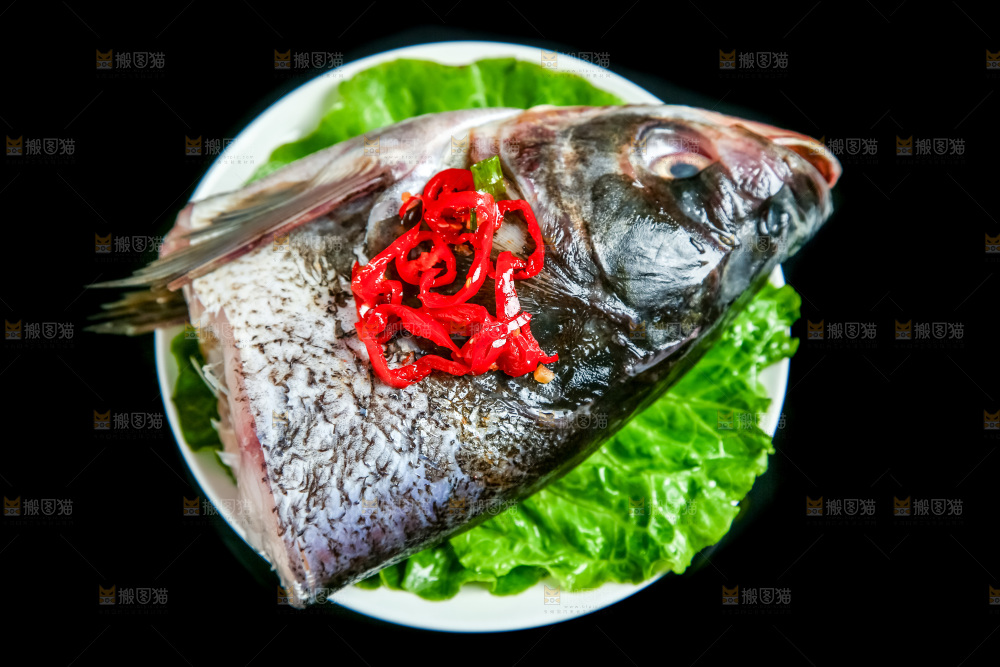 黑底上放着一盘鱼头