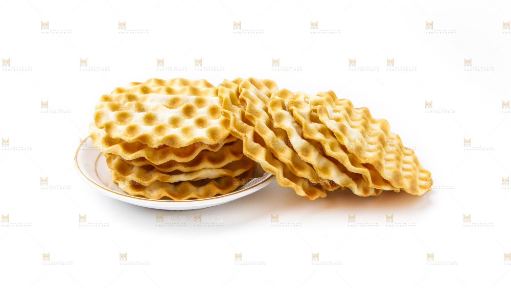 白底上放着一盘饼干