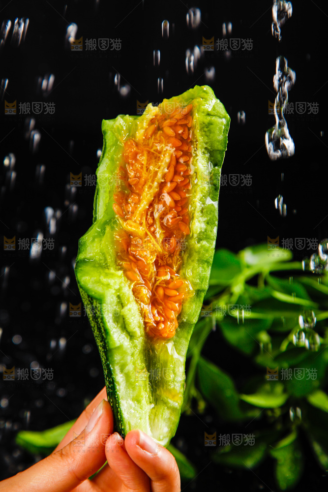 手拿切开的羊角蜜甜瓜