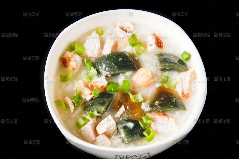黑底上放着一碗皮蛋瘦肉粥