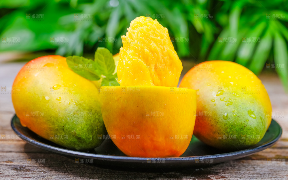 一盘海南贵妃芒放在木底上