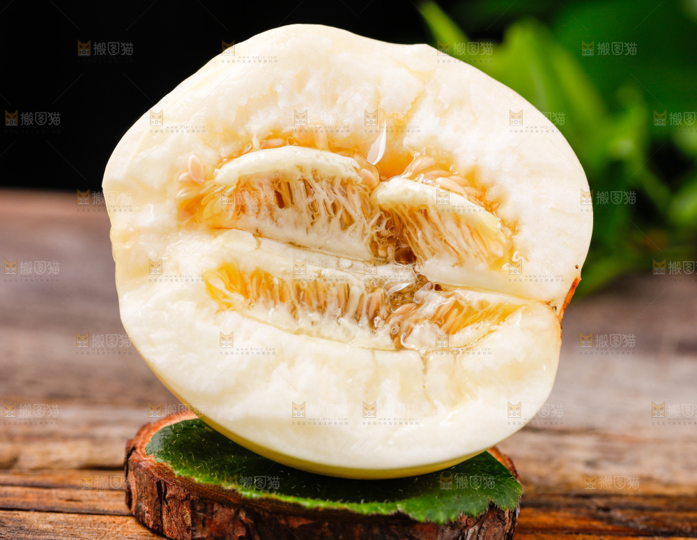 新鲜阎良甜瓜放在木底上