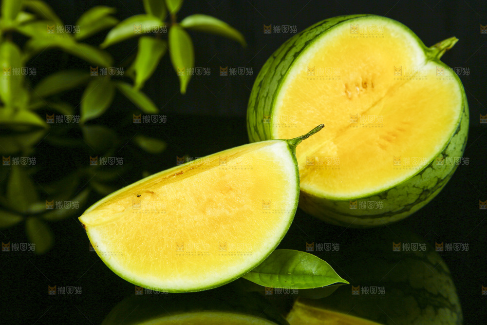 黑底上放着黄肉西瓜切块