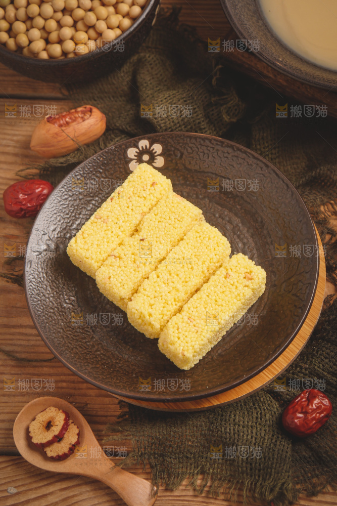 一盘小米酥放在木底上
