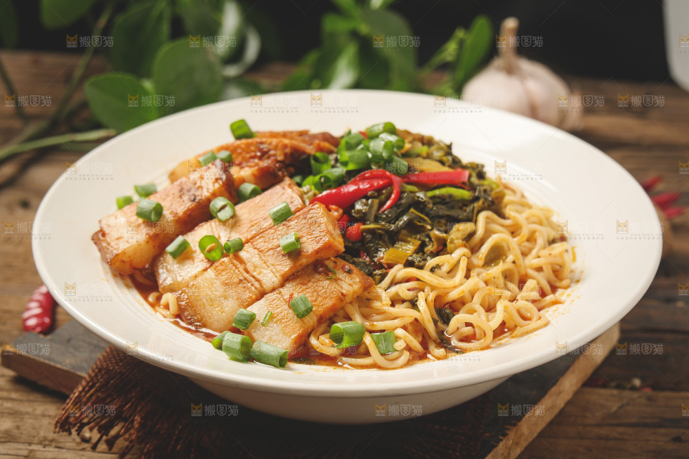 木底上放着一碗酸菜猪肉面