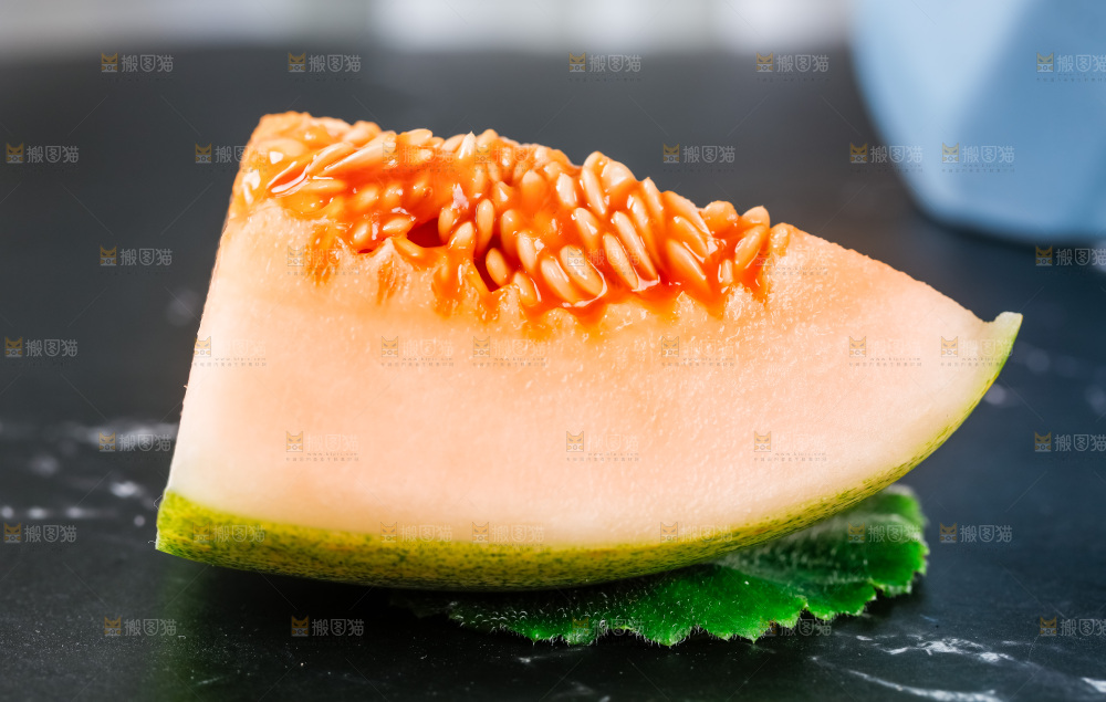 深底上放着哈密瓜切块
