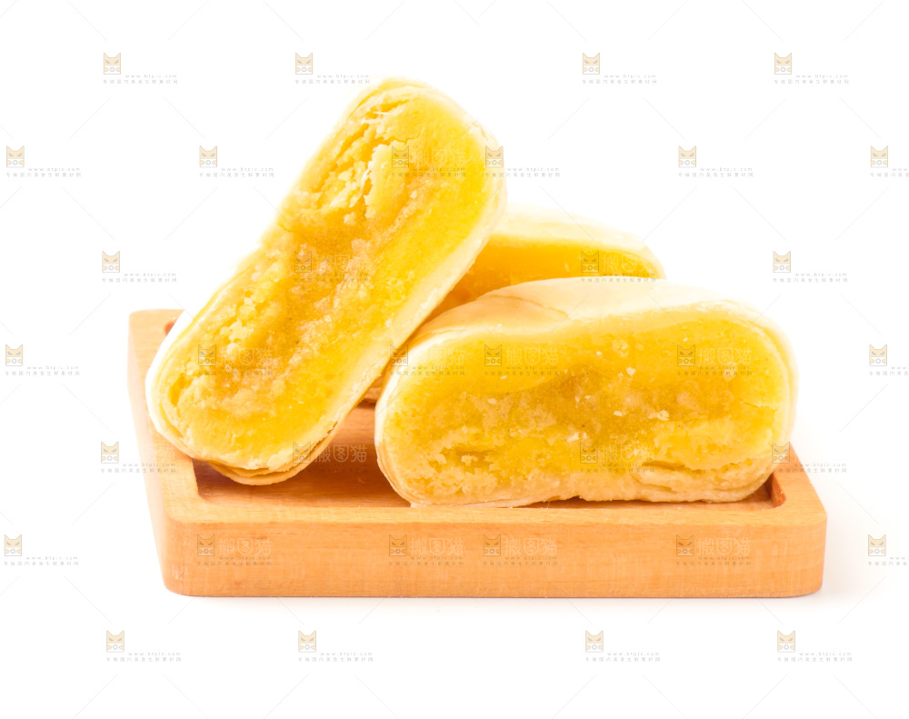 一盘榴莲饼放在白底上