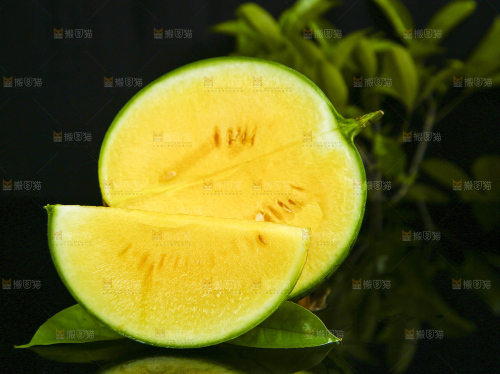 黑底上放着黄肉西瓜切块